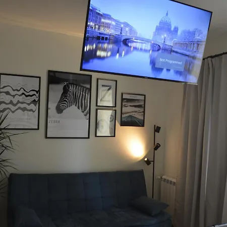Apartament Waterfront Retreat With Garage And Balcony