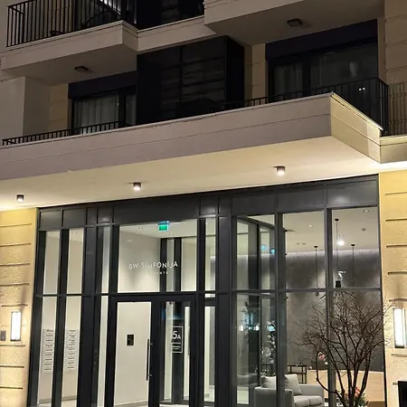 Waterfront Retreat With Garage And Balcony